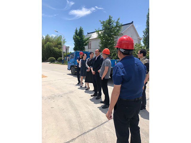 如東縣委書記沈峻峰，在2020加合機(jī)械開工之際對(duì)我廠進(jìn)行視察考核。